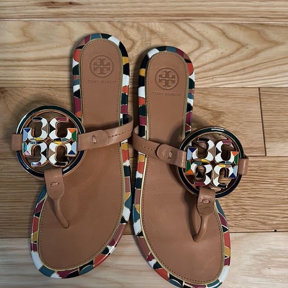 Gorgeous Tory Burch flat sandals - Picture 3 of 3